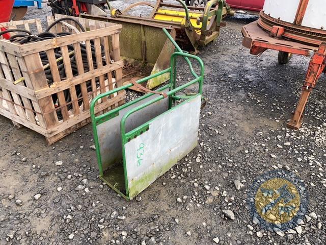 Calf dehorning crate