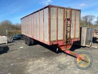 Tractor drawn cattle trailer