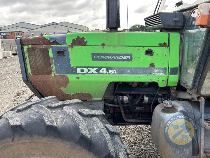 Deutz Traktor DX 4.51 Sammlerstück D 1064 A-T mit Frontlader in