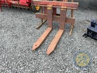 Forklift mast