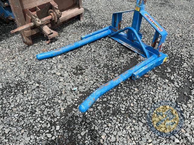 Fleming bale lifter with pins