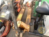 Yellow pallet truck - 3