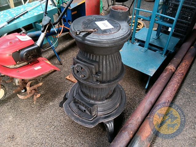 Pot belly stove with pipes