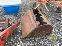 International loader for 414-434 tractor - 3