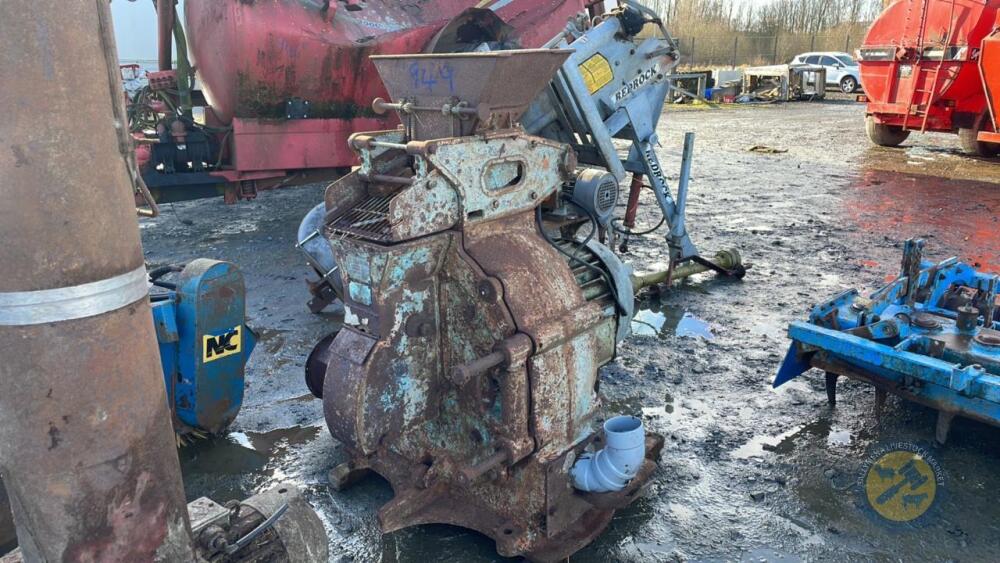 Simon Barron Hammer mill No8 completw with grain blower & tip wire does 5tn per hour