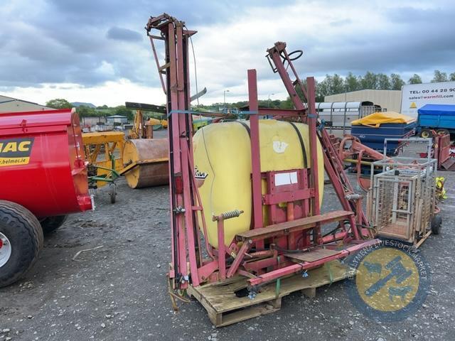Hardi sprayer with folding booms