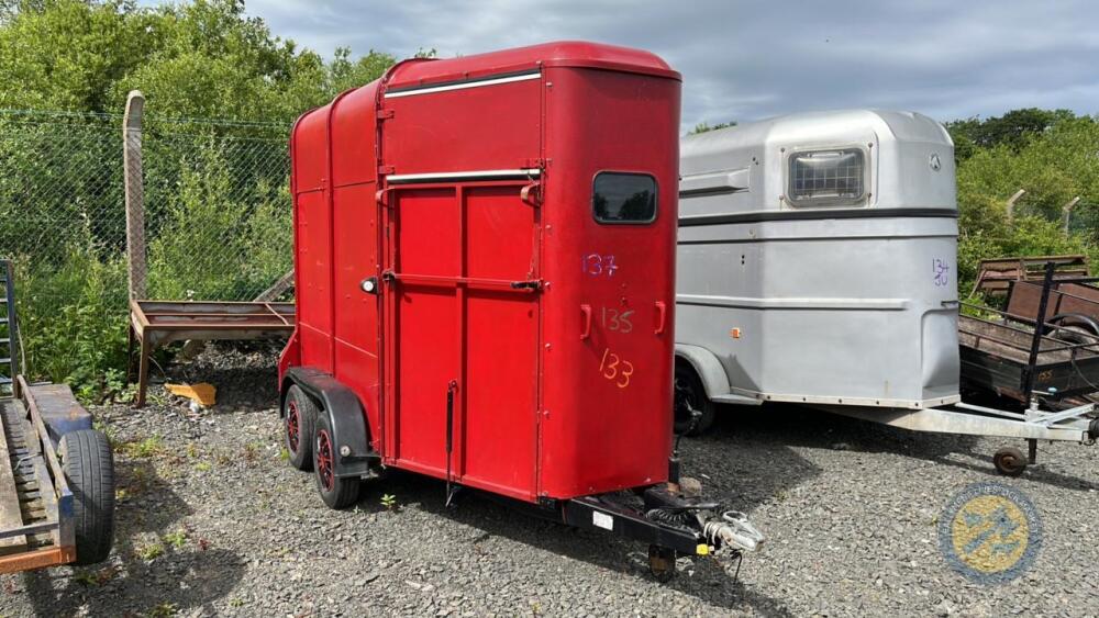 Red horse box