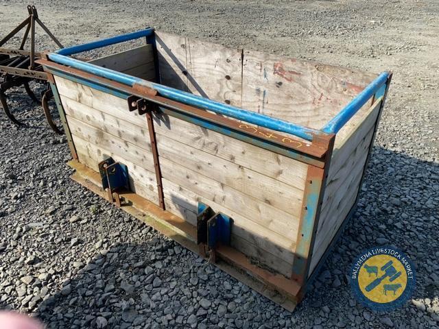 Sheep calf transport box for 3 point linkage