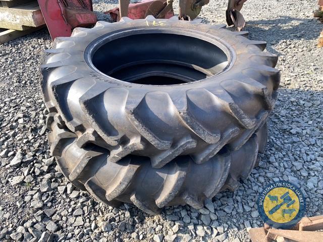 2x tyres 12.4x28