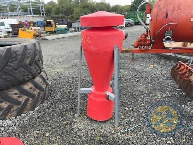 Feed bun dust collector