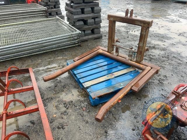 Single bale lifter