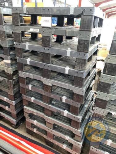 10 plastic pallets