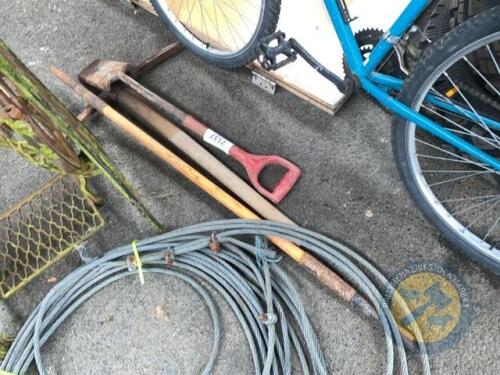 Job lot crowbar/pick/spade