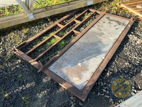 Cattle lorry dividing gate