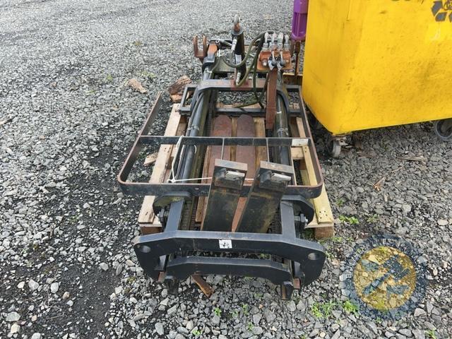 Forklift mast