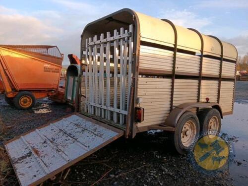 Tandem axel livestock trailer