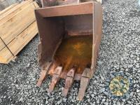 30" heavy duty digging bucket