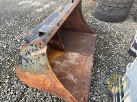 Bucket on telehandler brackets - 2