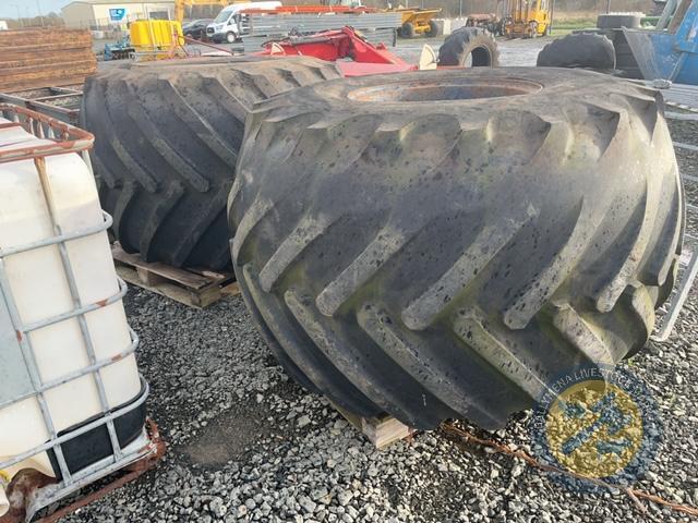 2x flotation tyres with interchangable JD centres