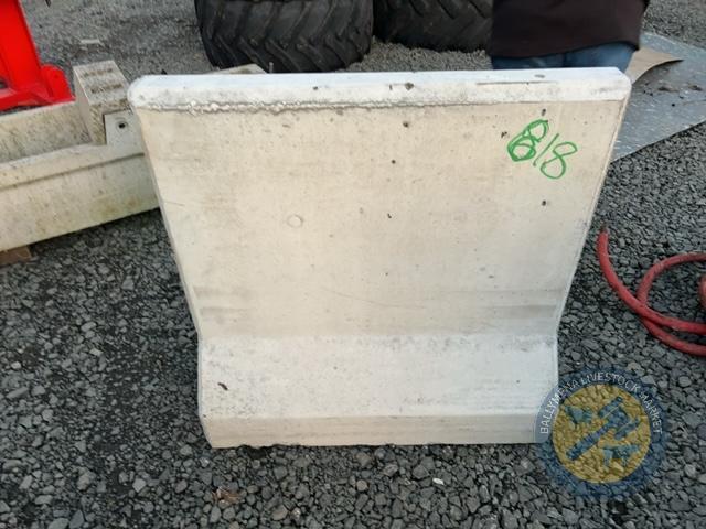 Concrete barrier/ mini wall