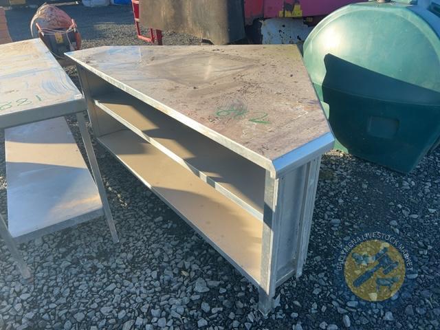 Corner stainless steel table