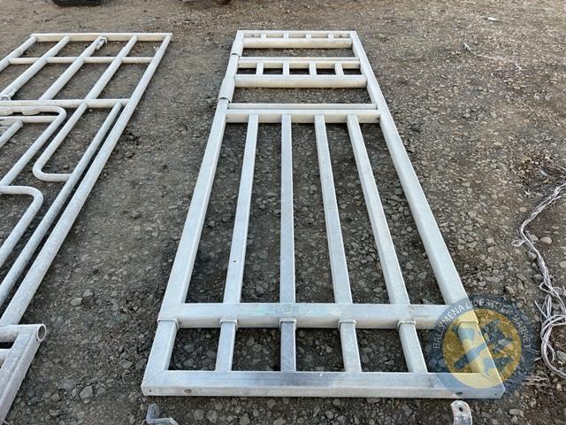 Telescopic gate with feed rail approx 12-18ft