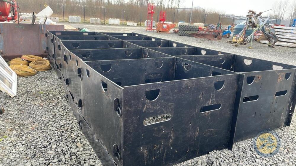 10x Solway lambing pens with bucket holders