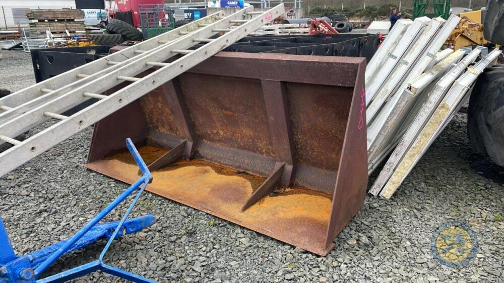 Large attachment bucket