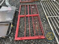 2 Red gates - 4
