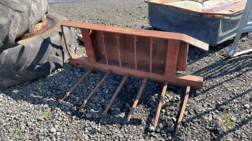 Skid steer bracket dung graipe