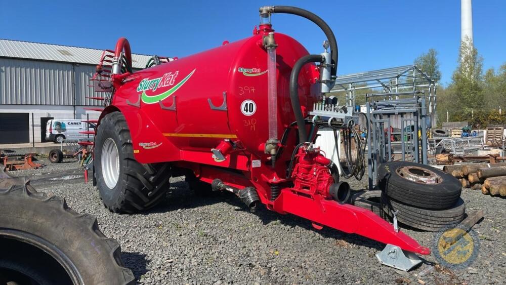 2022 SlurryKat 2000gln 9m extending 7 line dribble bar 360 degrees shaft - new & unused - instruction book, remote control inc, stands for dribble bar & extensions and spread plate in office