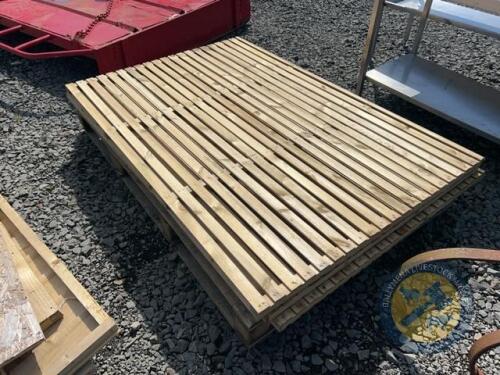 Pallet of 4 fence panels