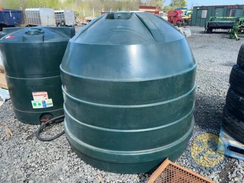 Beehive oil tank with hose and nozzle
