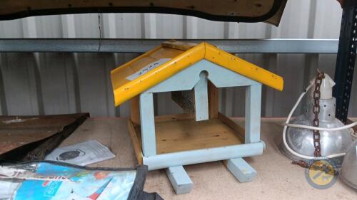 Bird house feeder
