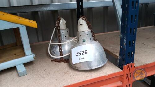 2x heat lamps