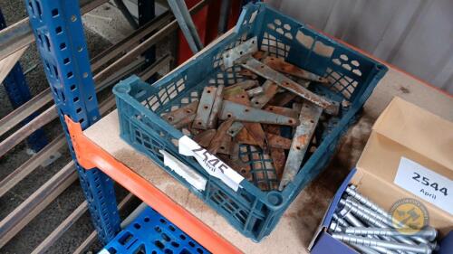 Box lot of hinges