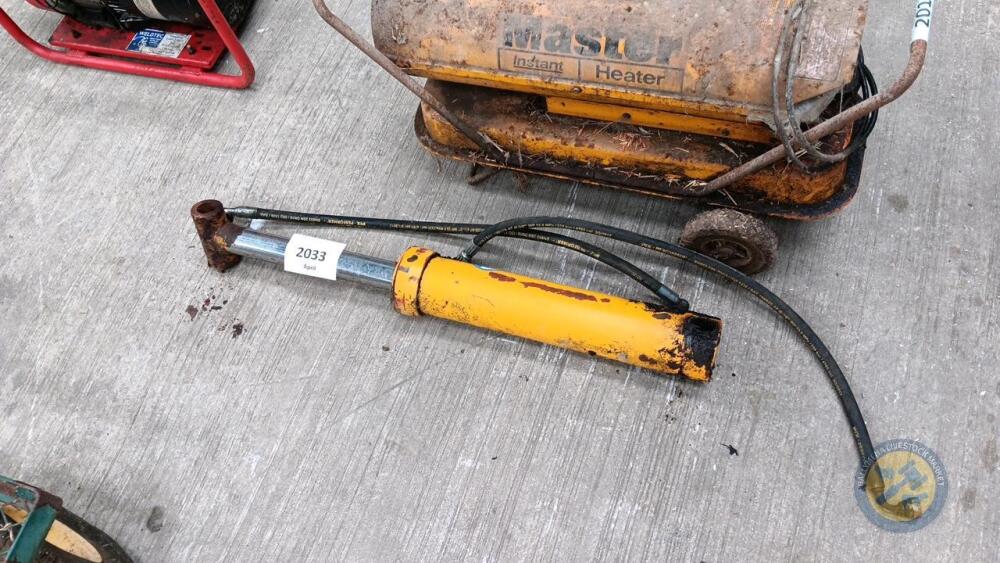 Richard Thompson, Aghadowey Farm Dispersal Sale - Hydraulic ram