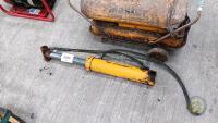 Richard Thompson, Aghadowey Farm Dispersal Sale - Hydraulic ram - 2