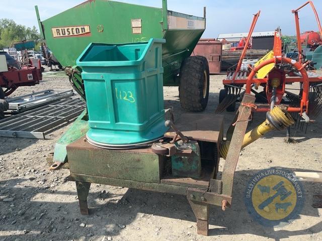Straw chopper for small bales