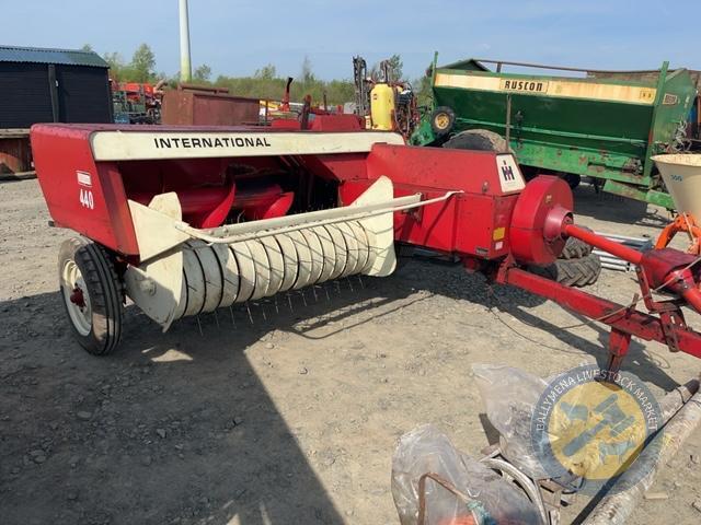 International 440 baler