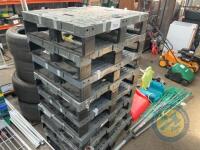 Lot of plastic pallets - 2