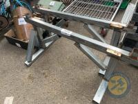 2x metal stands - 2