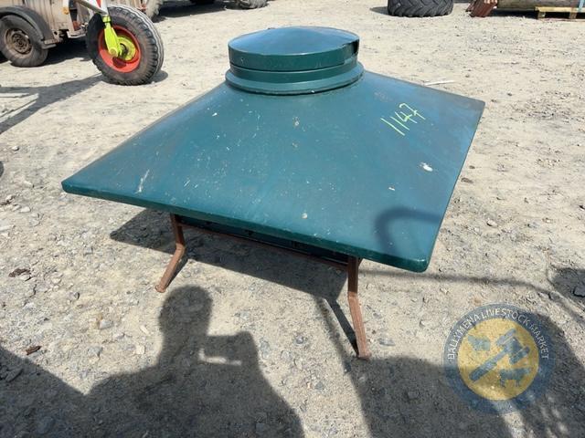 Plastic lamb creep feeder