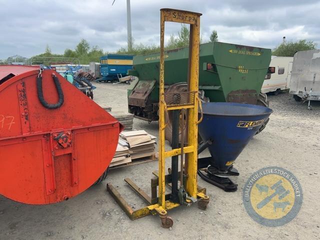Forklift mast