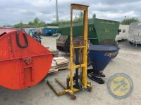 Forklift mast