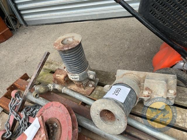 2x pillar sockets