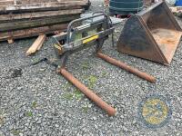 Bale lifter