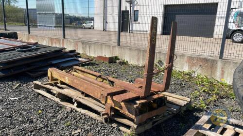 Forklift mast with toes