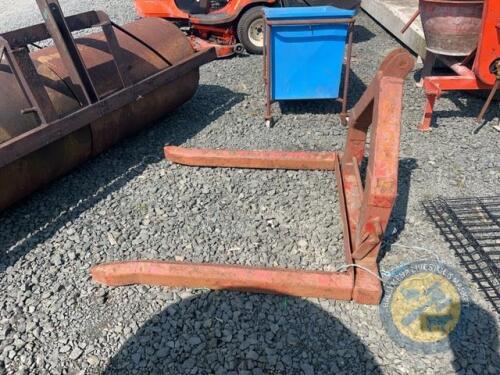 Single bale lifter