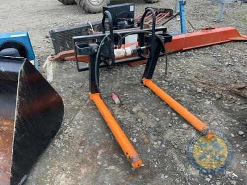 Flexy bale squeeze with Manitou brackets